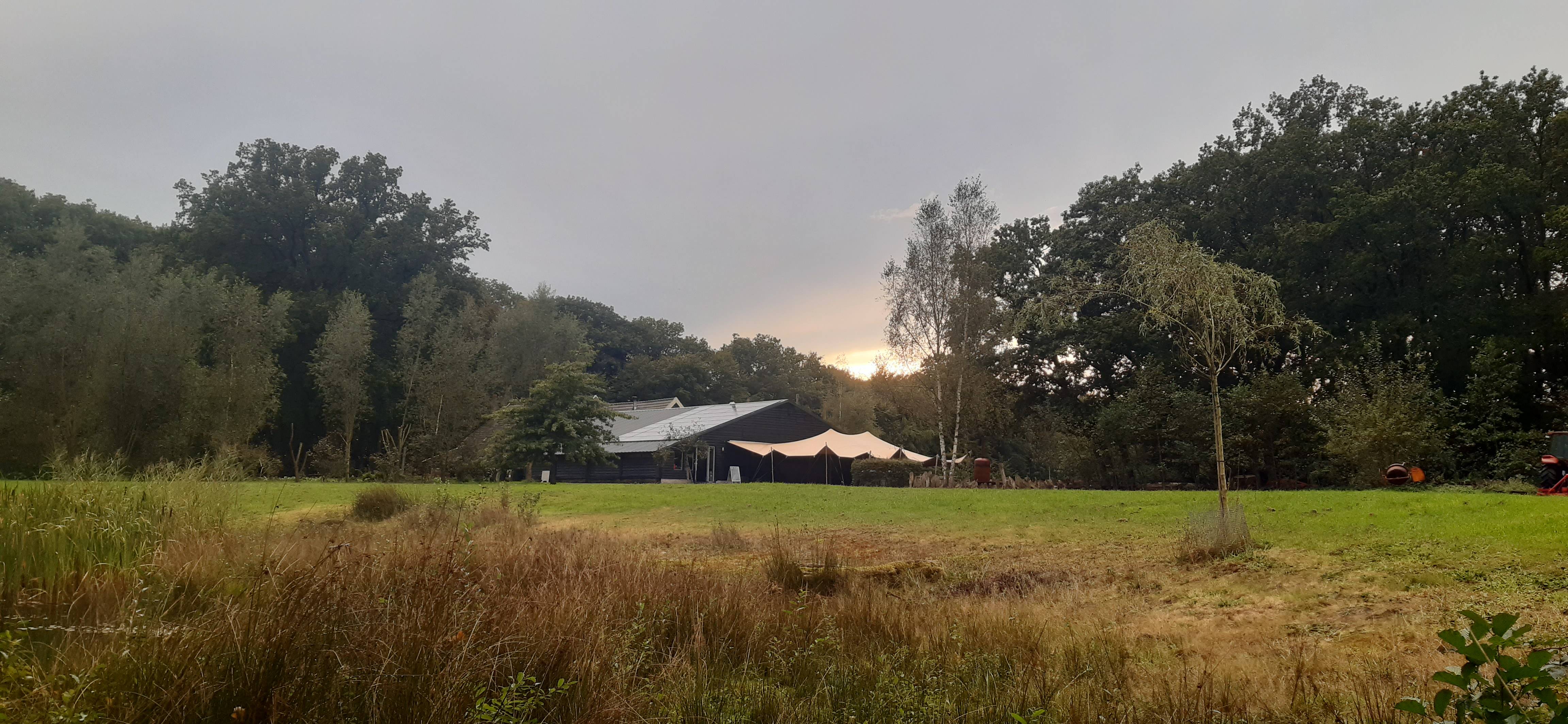 Bezoekers van de michaëldagen 2022 in een circustent