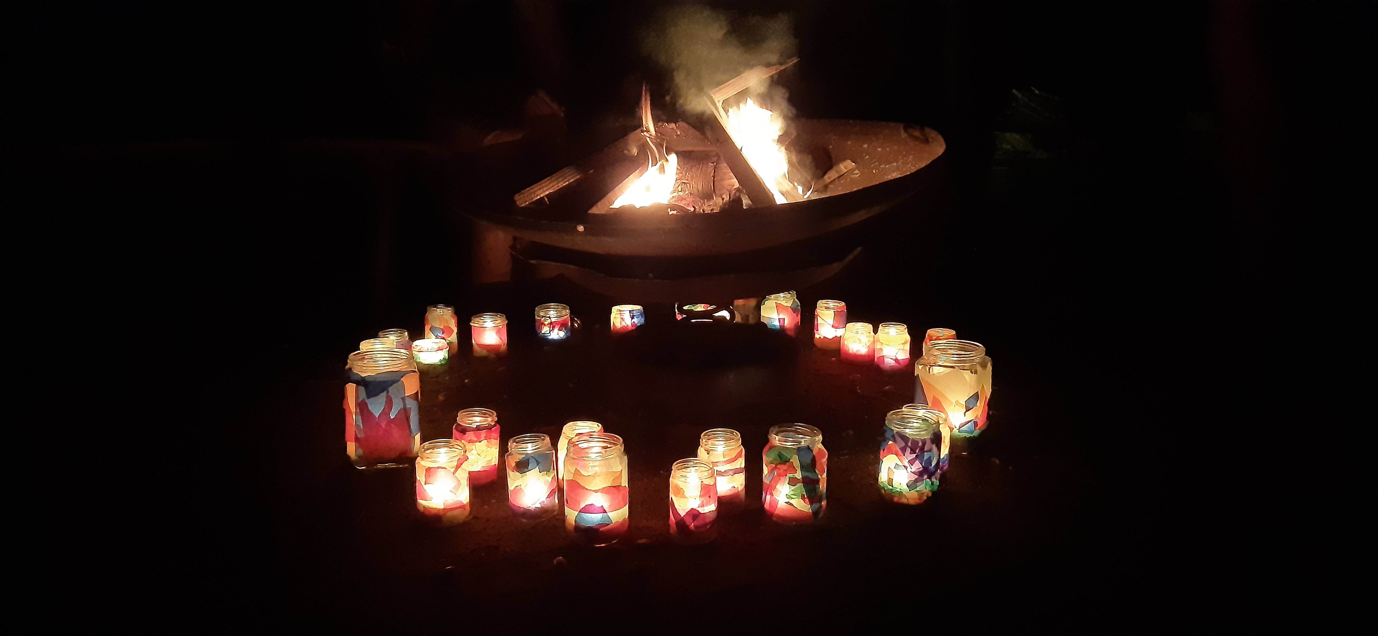 Bezoekers van de michaëldagen 2022 in een circustent