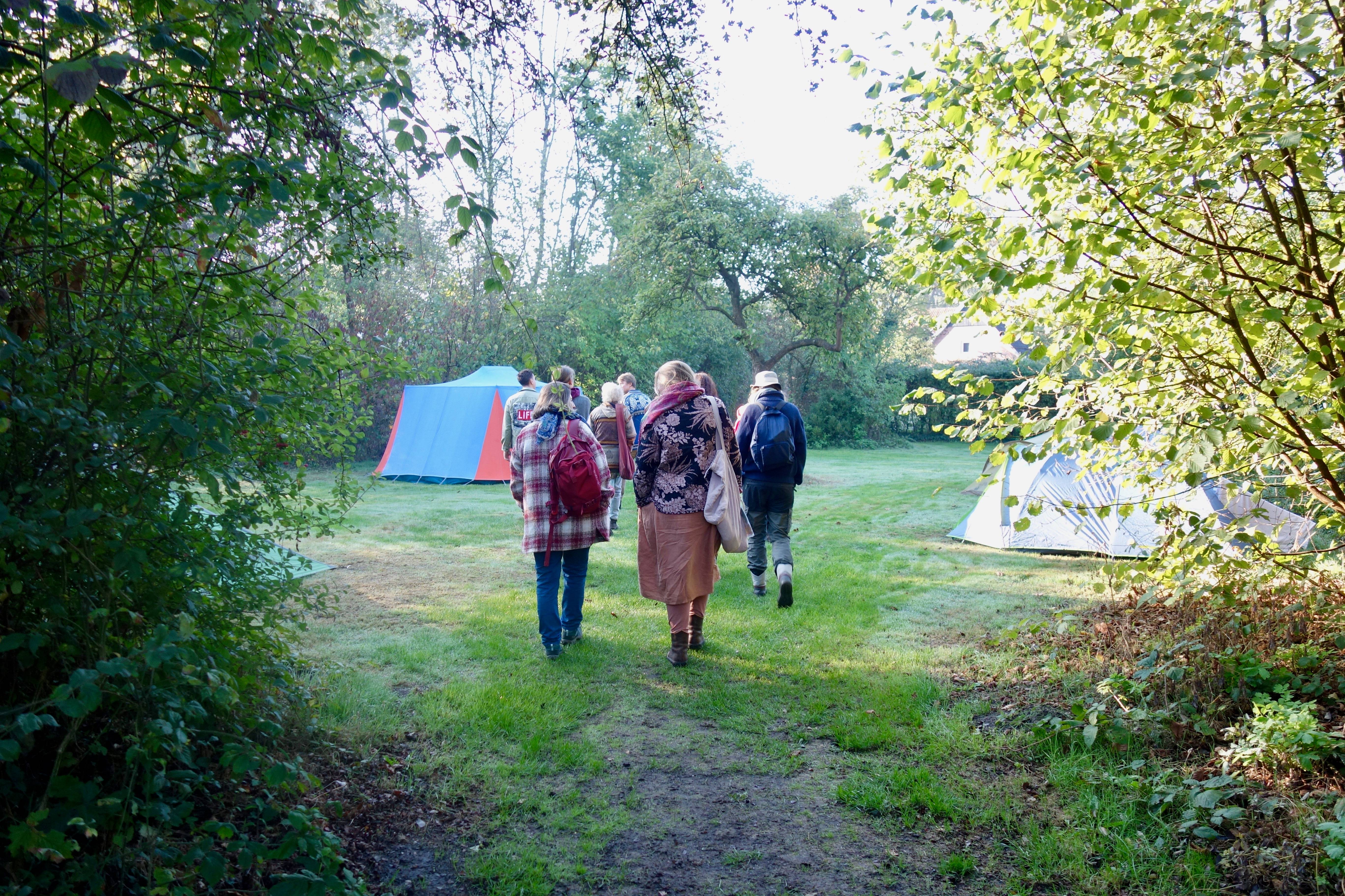 Groep mensen lopen op de camping tijdens de michaëldagen 2022
